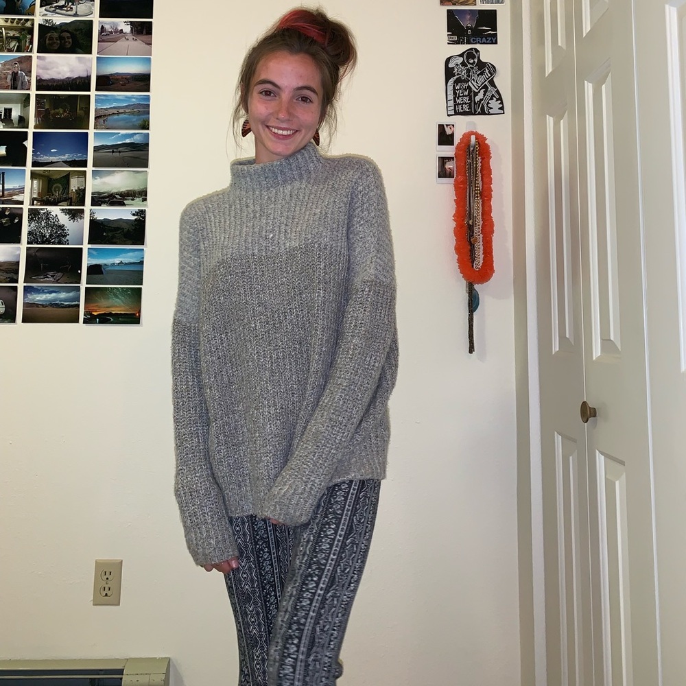 Cozy two-tone knitted turtleneck